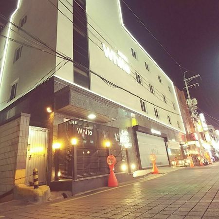 White Hotel Σουγόν Εξωτερικό φωτογραφία
