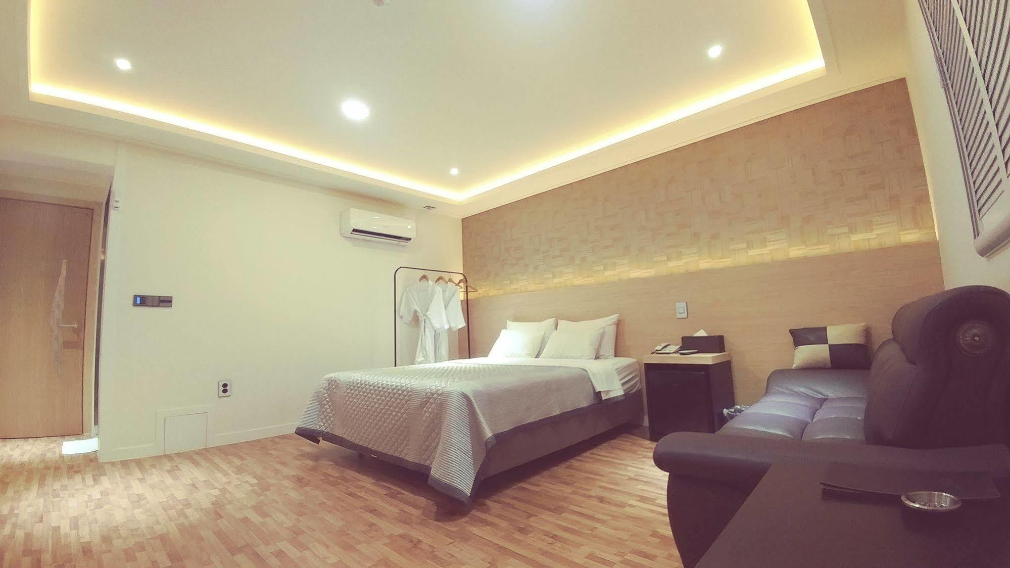 White Hotel Σουγόν Εξωτερικό φωτογραφία