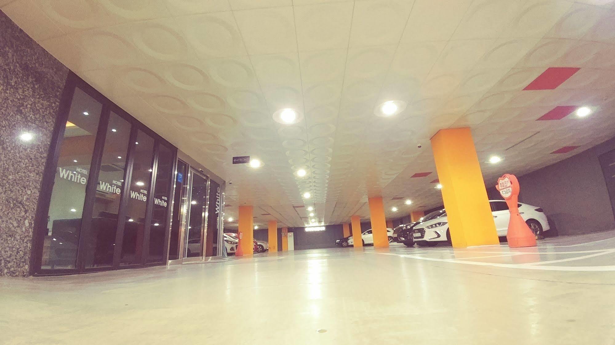 White Hotel Σουγόν Εξωτερικό φωτογραφία