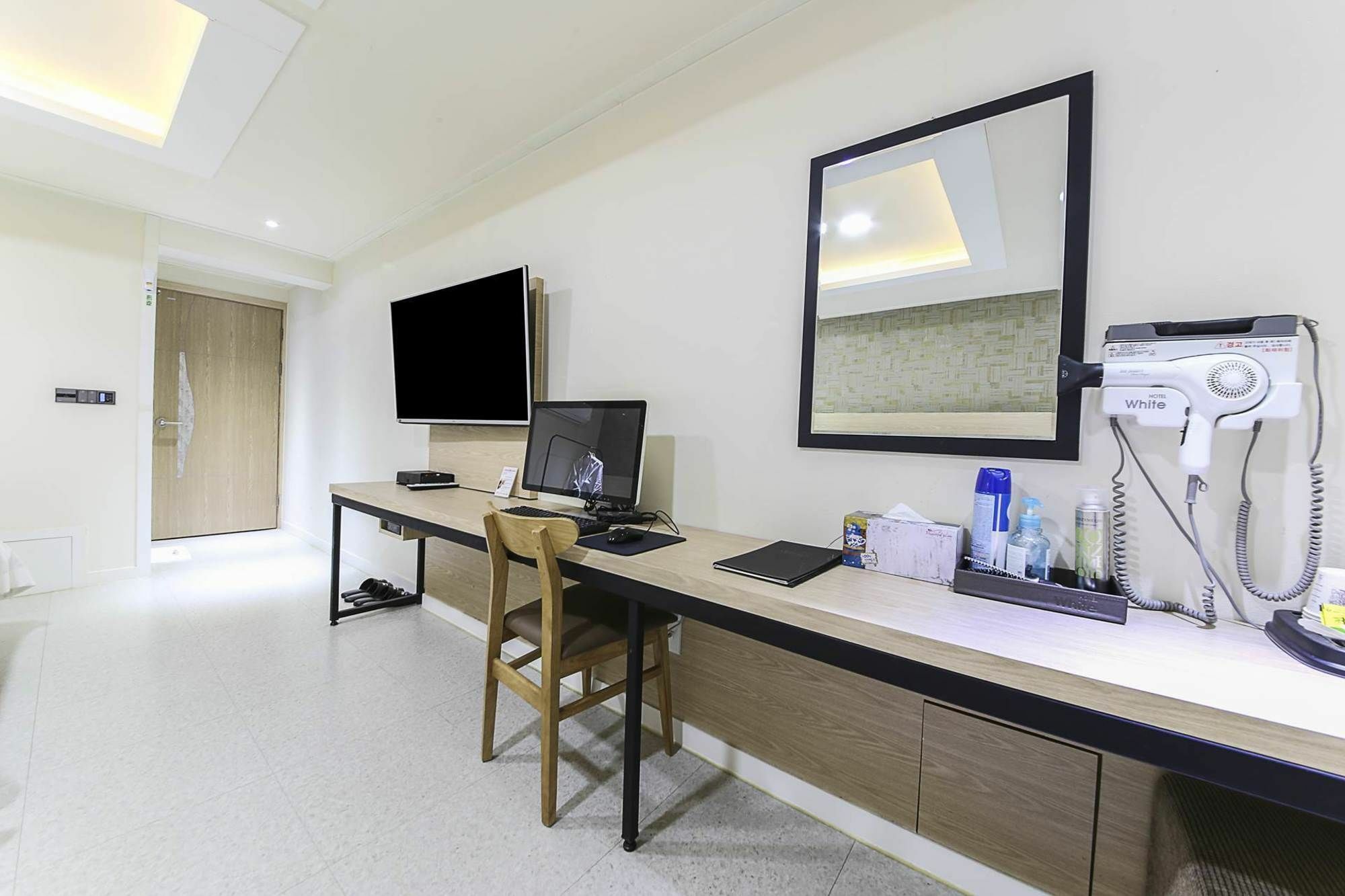 White Hotel Σουγόν Εξωτερικό φωτογραφία